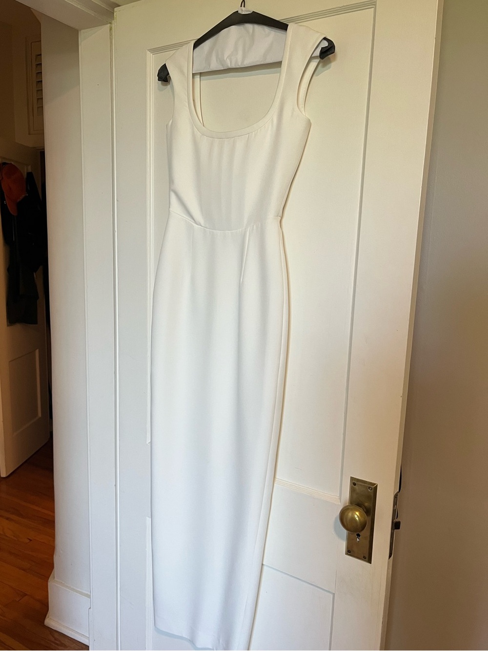 Sleek Scoop-Neck Cap-Sleeve Maxi Dress in White - Picture 3 of 6